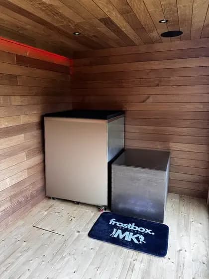 Súkromný frostbox v záhradnom domčeku so saunou